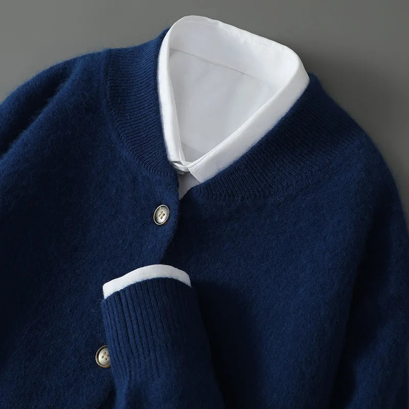 Cardigan en cachemire bleu, col V et boutons, manches côtelées.