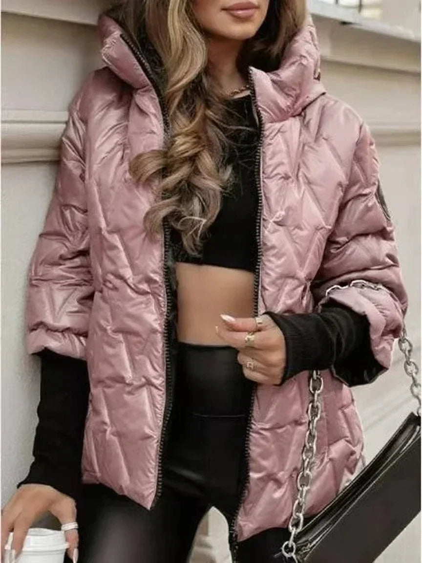 Veste d’hiver matelassée rose poudré, capuche, fermeture zippée et poches latérales.