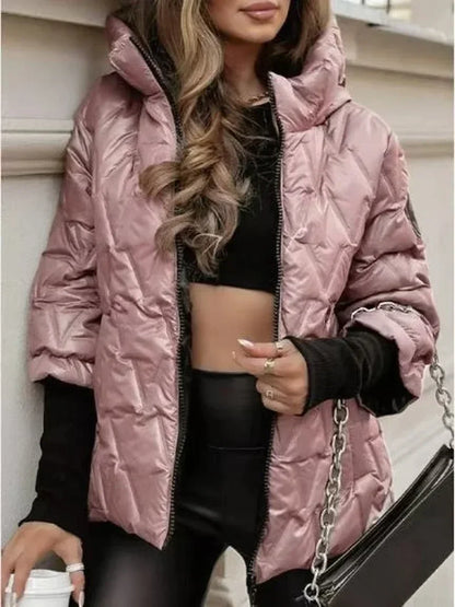 Veste d’hiver matelassée rose poudré, capuche, fermeture zippée et poches latérales.