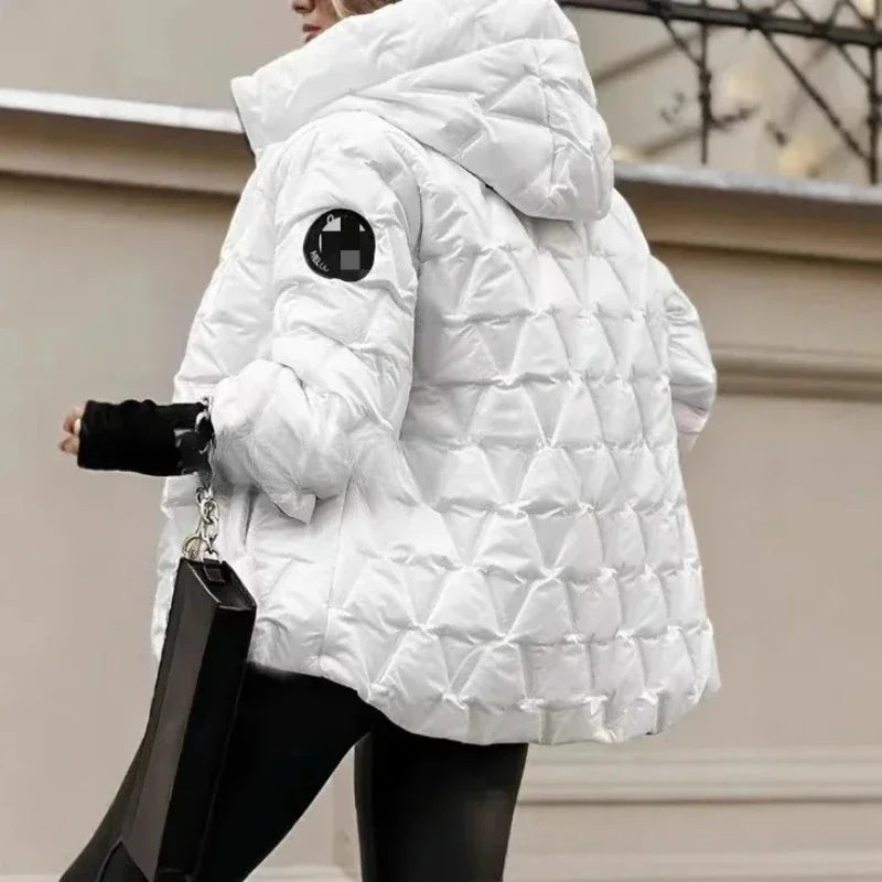 Veste d’hiver matelassée blanche, capuche, fermeture zippée et patch rond sur la manche.