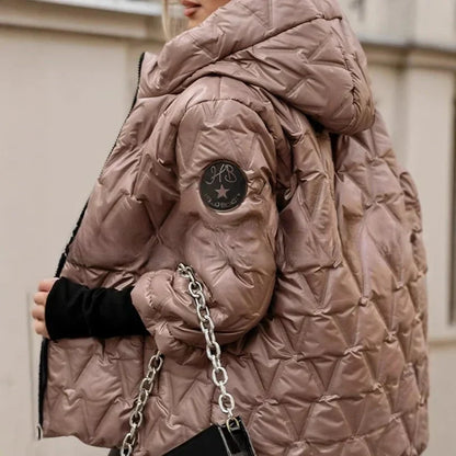 Veste d’hiver matelassée rose poudré, capuche, fermeture zippée et patch poitrine.