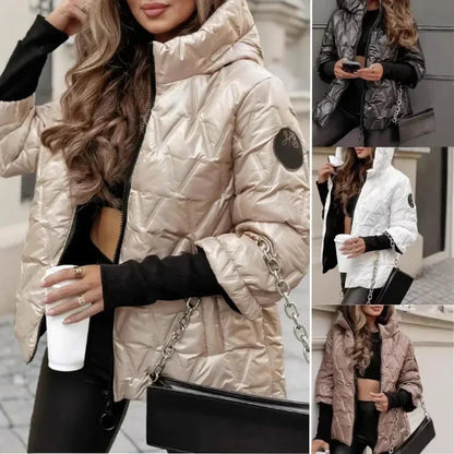 Veste d’hiver matelassée écrue, capuche, fermeture zippée et poches avant.