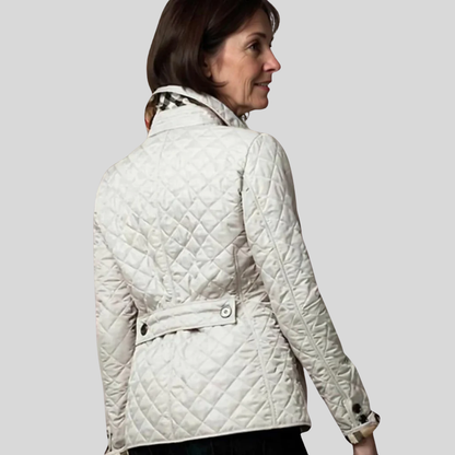Veste matelassée blanche à col montant, motif losanges et patte ceinture boutonnée