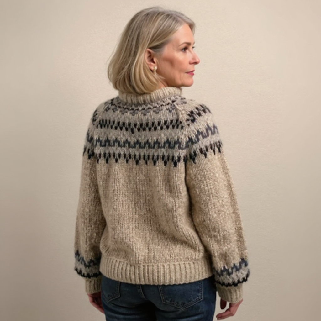 Pull en maille beige à motif jacquard bleu et noir, col montant côtelé
