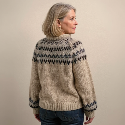 Pull en maille beige à motif jacquard bleu et noir, col montant côtelé
