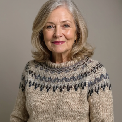 Pull en maille beige à motif jacquard bleu et noir, col montant côtelé
