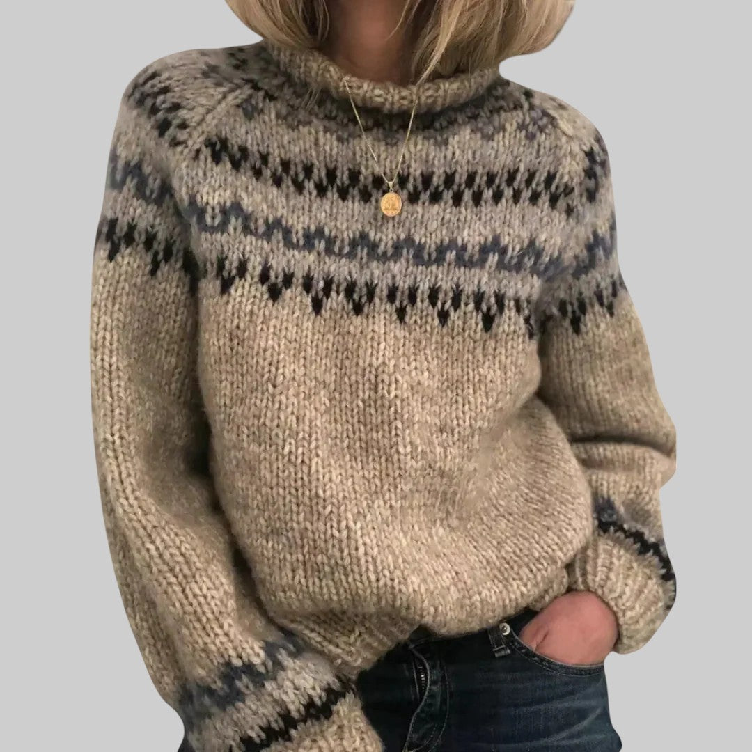 Pull en maille beige à motif jacquard bleu et noir, bouton doré au col