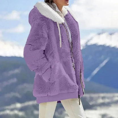 Veste d’hiver en fausse fourrure violette, col et capuche blanc, fermeture zippée.