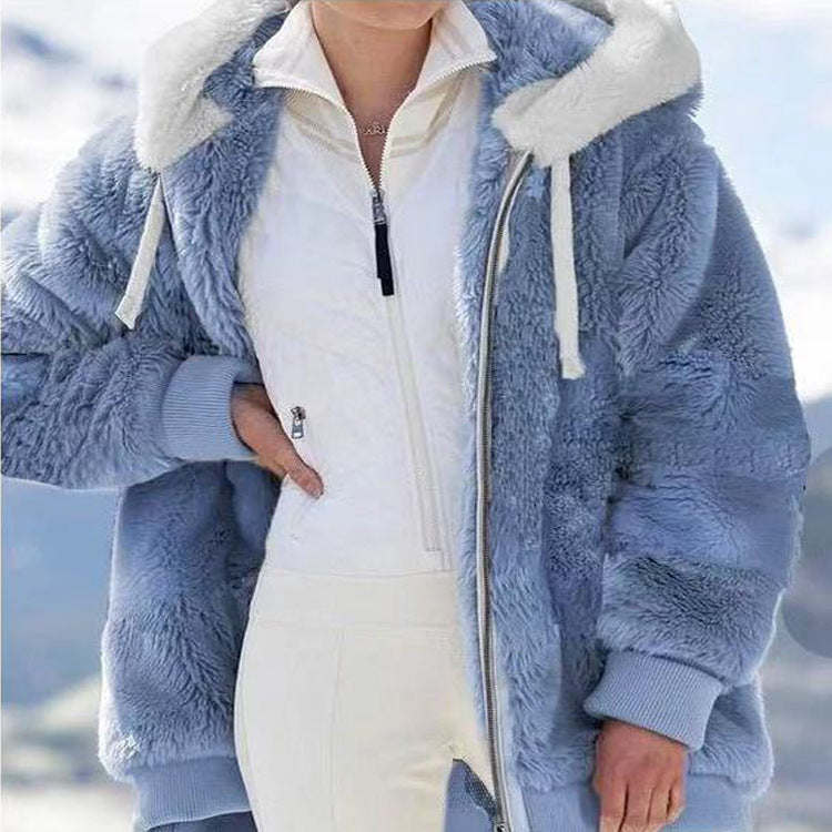 Veste d’hiver en fausse fourrure bleu clair, capuche et col blancs, zip central.