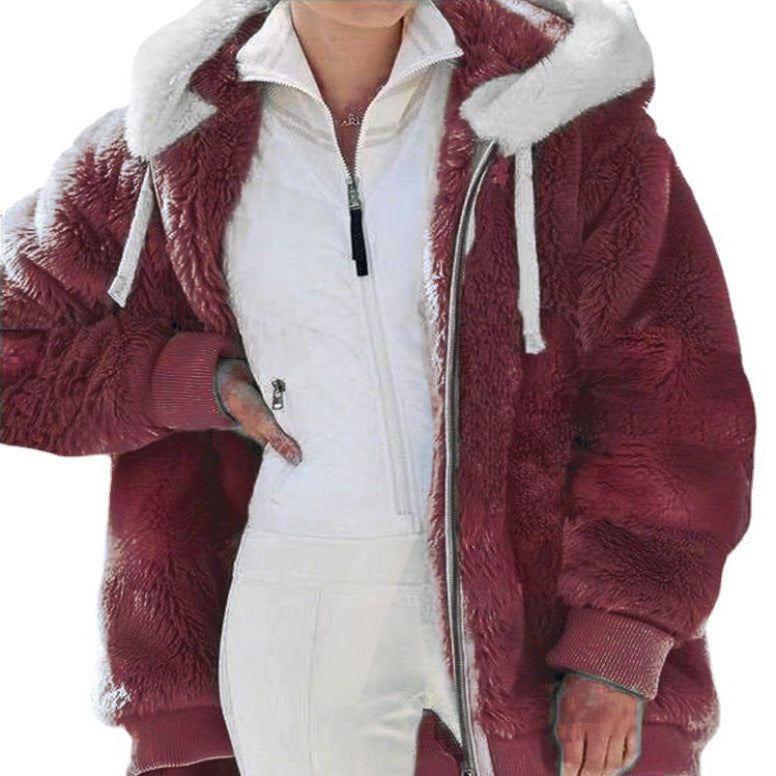Veste d’hiver en fausse fourrure bordeaux, capuche et col blancs, fermeture zippée.