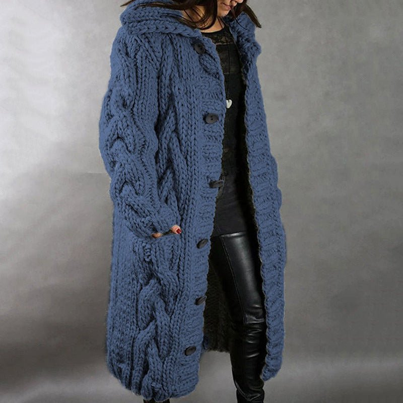 Manteau en maille torsadée bleu à capuche, boutonné sur le devant