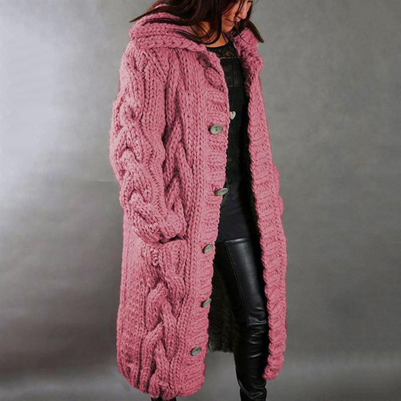 Manteau en maille torsadée rose à capuche, boutons sur le devant