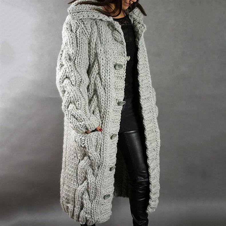 Manteau en maille torsadée gris à capuche, boutons visibles