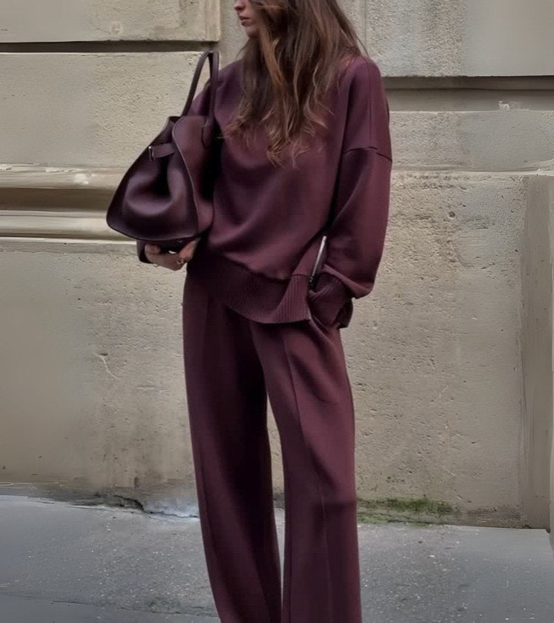 Ensemble bordeaux : haut manches longues col roulé et pantalon assorti.