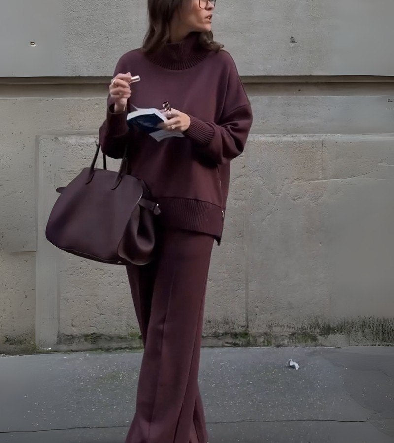 Ensemble bordeaux : pull col roulé côtelé et pantalon assorti à jambe droite.