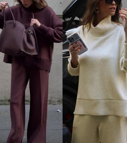 Ensemble bordeaux et ensemble crème : pulls col roulé et pantalons assortis.
