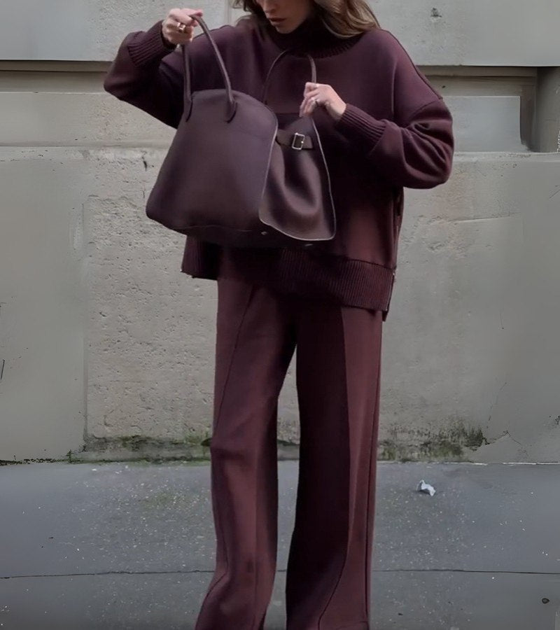 Ensemble bordeaux : pull col roulé côtelé manches longues et pantalon assorti.