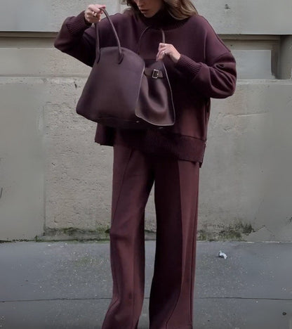 Ensemble bordeaux : pull col roulé côtelé manches longues et pantalon assorti.