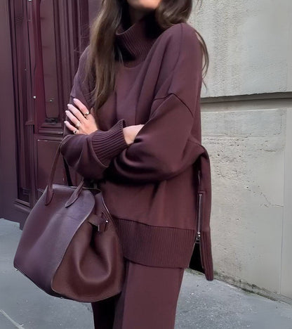 Ensemble bordeaux : pull à col roulé côtelé et pantalon assorti, coupe droite.