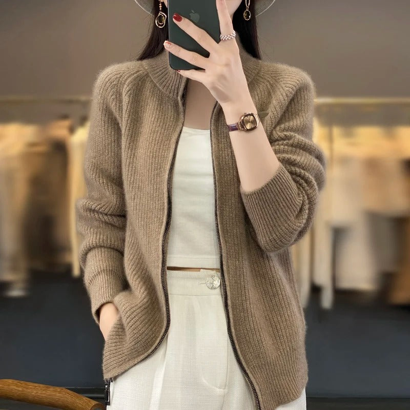 Cardigan zippé en maille côtelée marron clair, col montant, fermeture éclair au centre.