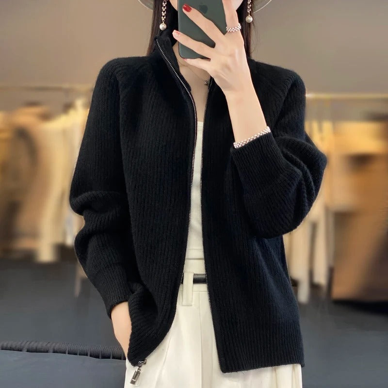 Cardigan zippé noir en maille épaisse, col montant, fermeture éclair centrale.