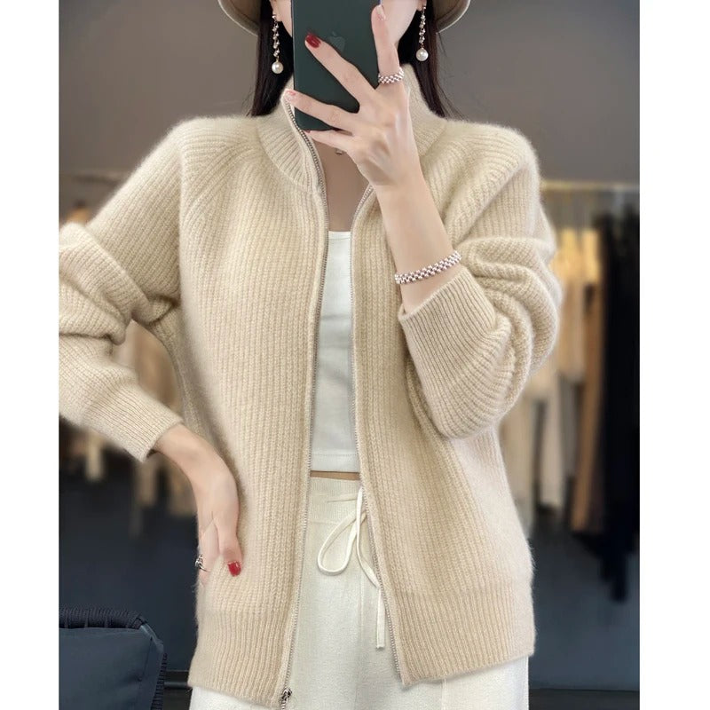 Cardigan zippé beige clair en maille épaisse, col montant, fermeture éclair argentée.
