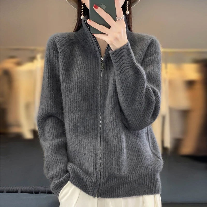 Cardigan zippé gris en grosse maille, col montant, fermeture éclair au centre.