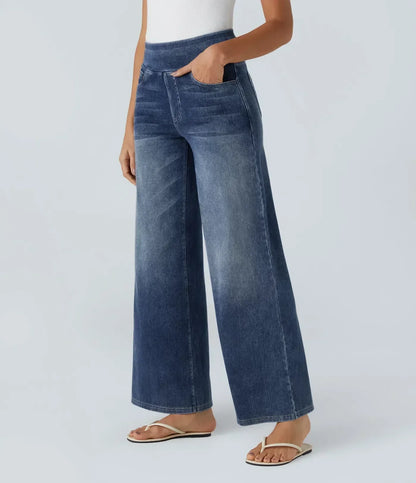 Pantalon en jean bleu foncé à coupe large, taille élastique, poches avant visibles.