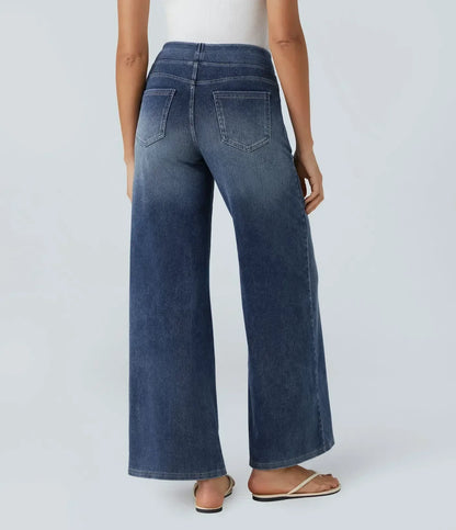 Pantalon en jean bleu foncé coupe évasée, surpiqûres et poches arrière visibles.