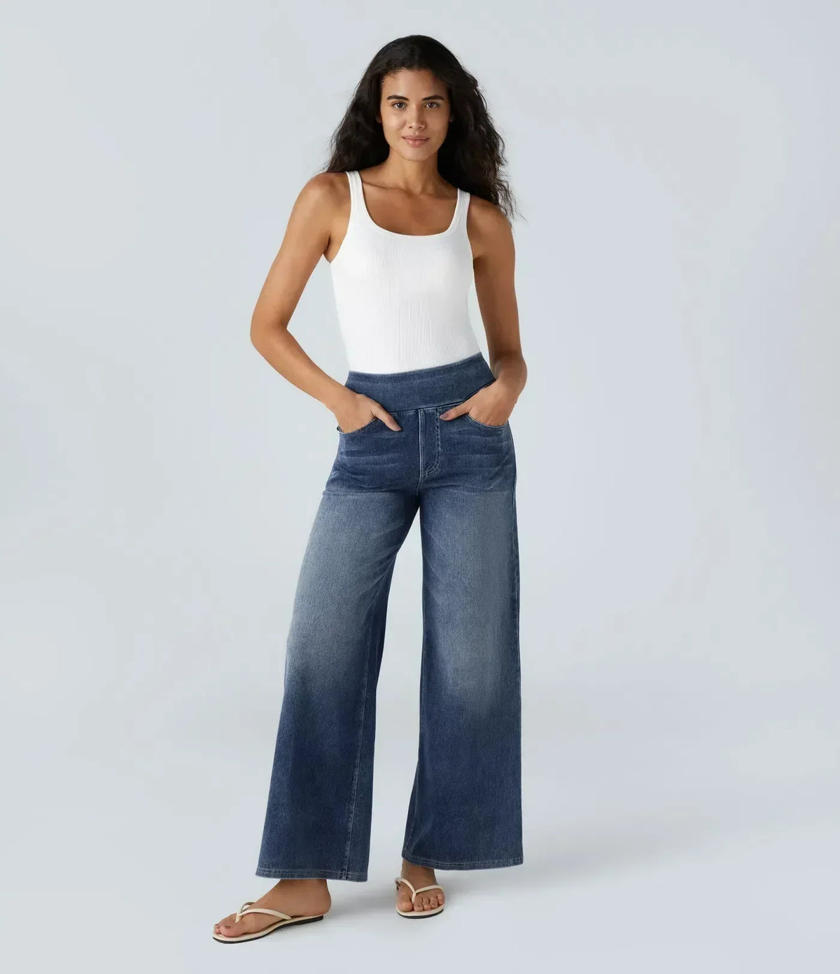 Pantalon en jean bleu foncé à jambe large, taille boutonnée, poches avant et arrière.