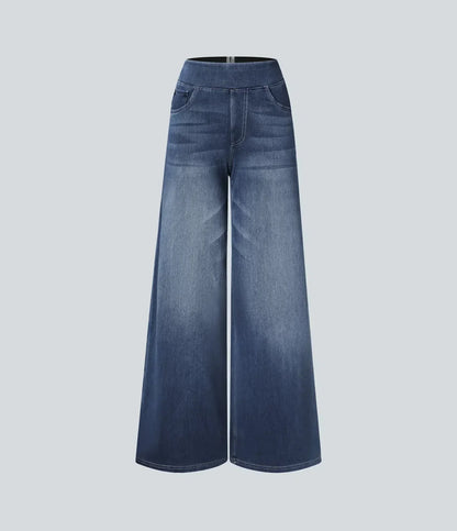 Pantalon en jean bleu foncé, coupe large, poches avant et arrière visibles.
