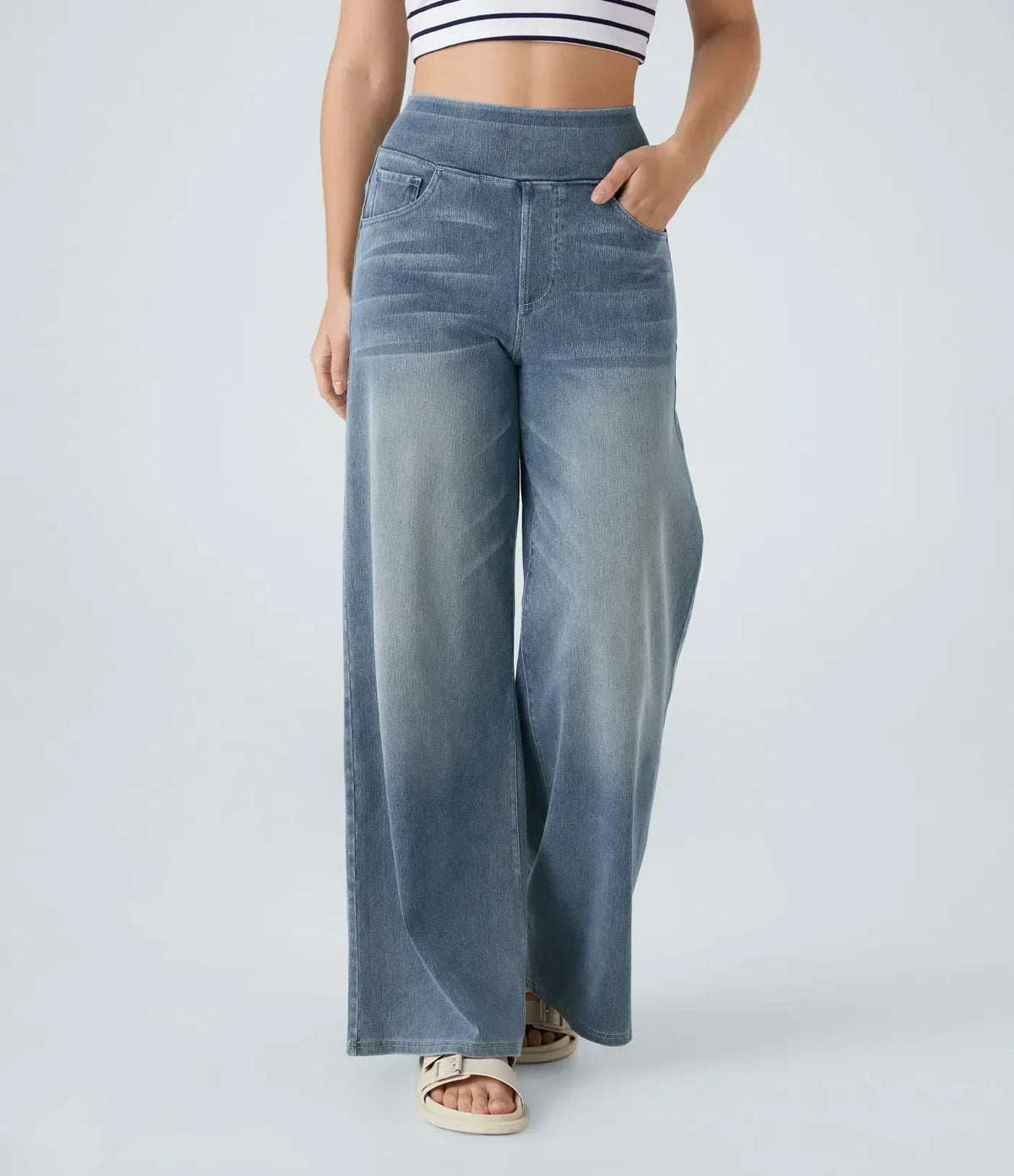Pantalon en jean bleu clair, coupe large, taille élastique et délavage dégradé.