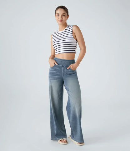 Pantalon en jean bleu clair coupe évasée, taille boutonnée, poches avant visibles.