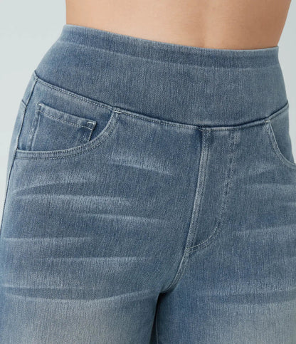 Pantalon en jean bleu à taille élastique, poches à rabat et surpiqûres visibles