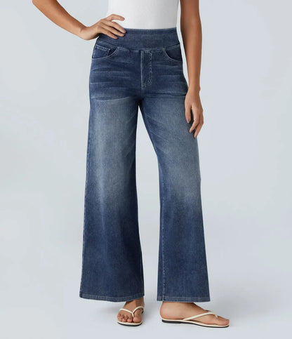 Pantalon en jean bleu, jambe évasée et taille élastique, poches avant visibles