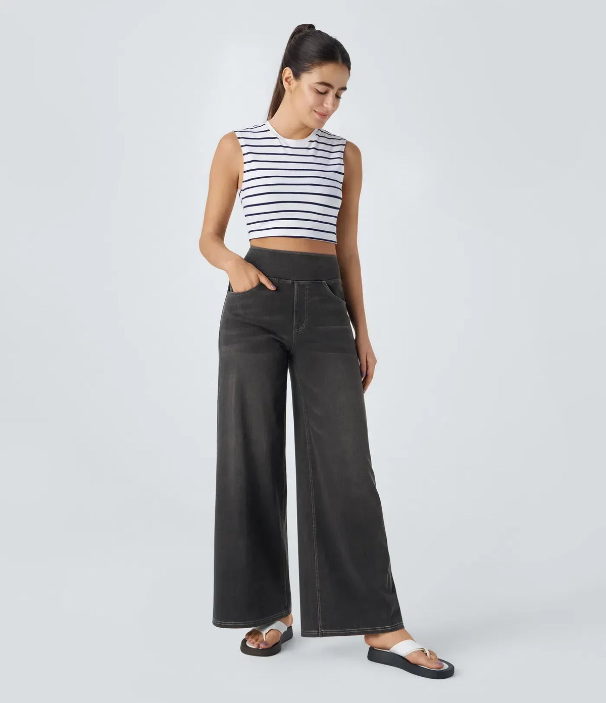 Pantalon en jean gris foncé à jambes larges, taille élastique et poches avant