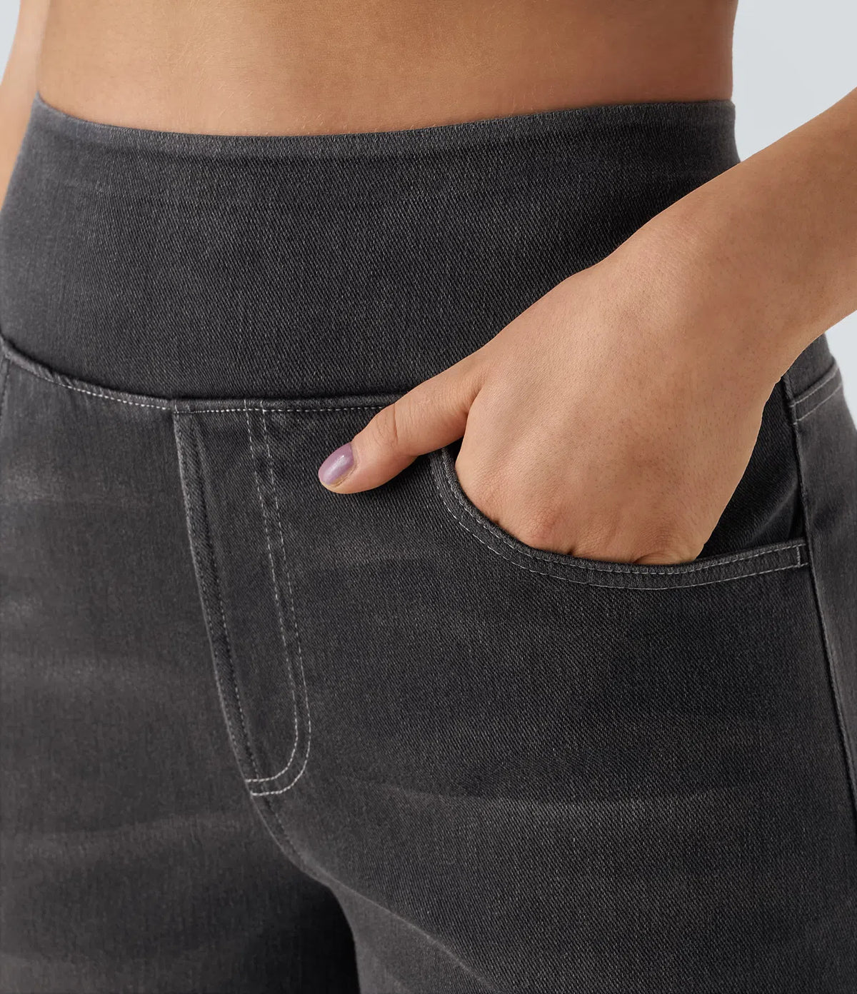 Pantalon en jean gris foncé, poche avant et taille élastique, surpiqûres visibles