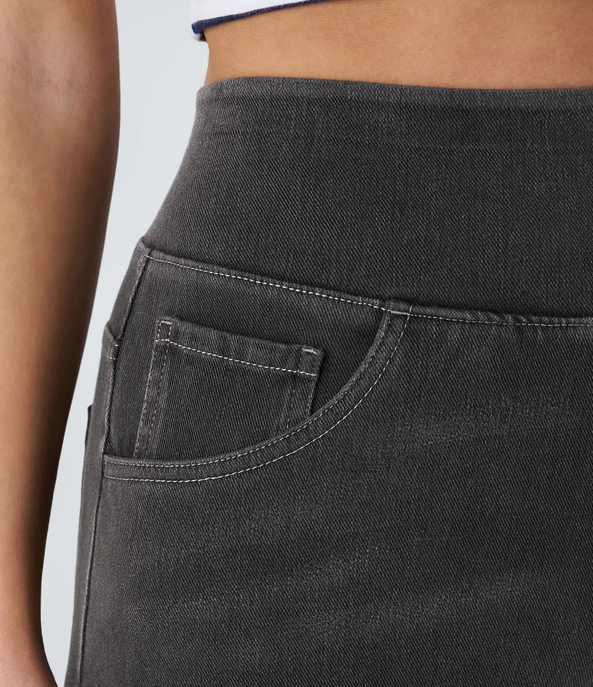 Pantalon en denim gris foncé, taille mi-haute, poches italiennes et surpiqûres