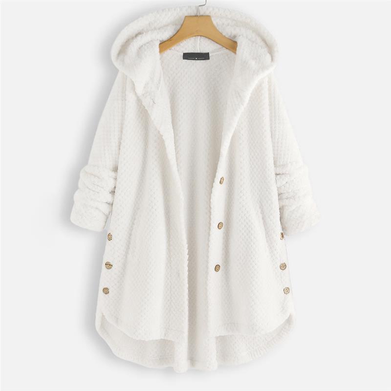 Manteau d’hiver à capuche fourrée blanc cassé, boutonnage et poches avant.