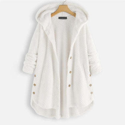 Manteau d’hiver à capuche fourrée blanc cassé, boutonnage et poches avant.