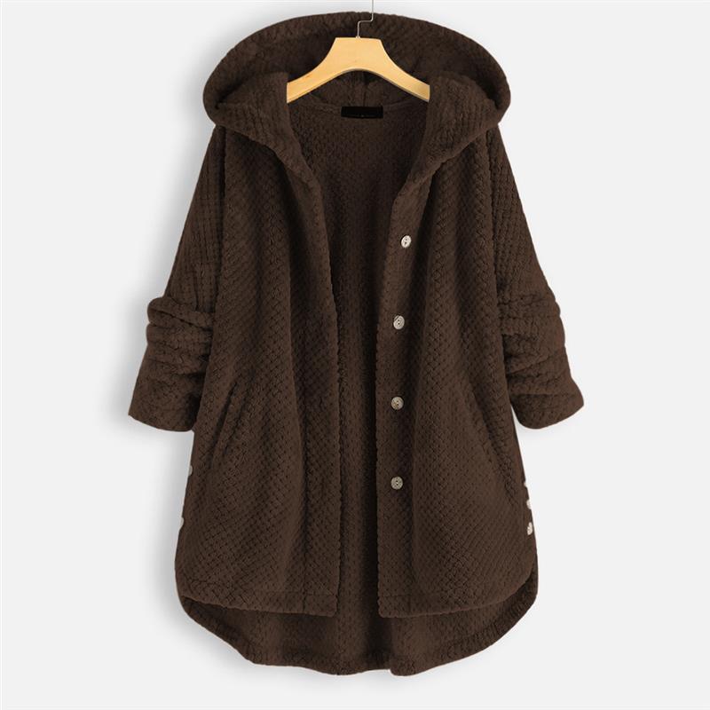 Manteau d’hiver à capuche en tissu texturé marron foncé, boutons et poches avant.
