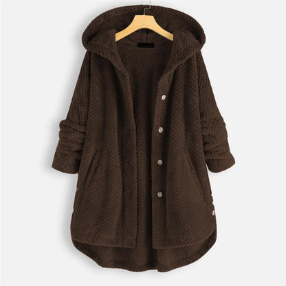 Manteau d’hiver à capuche en tissu texturé marron foncé, boutons et poches avant.