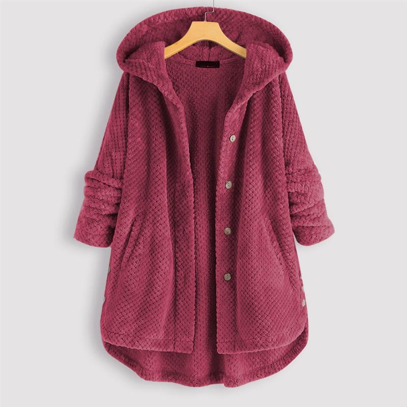 Manteau d’hiver à capuche en tissu texturé bordeaux, boutonnage central et poches.