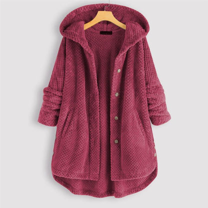 Manteau d’hiver à capuche en tissu texturé bordeaux, boutonnage central et poches.