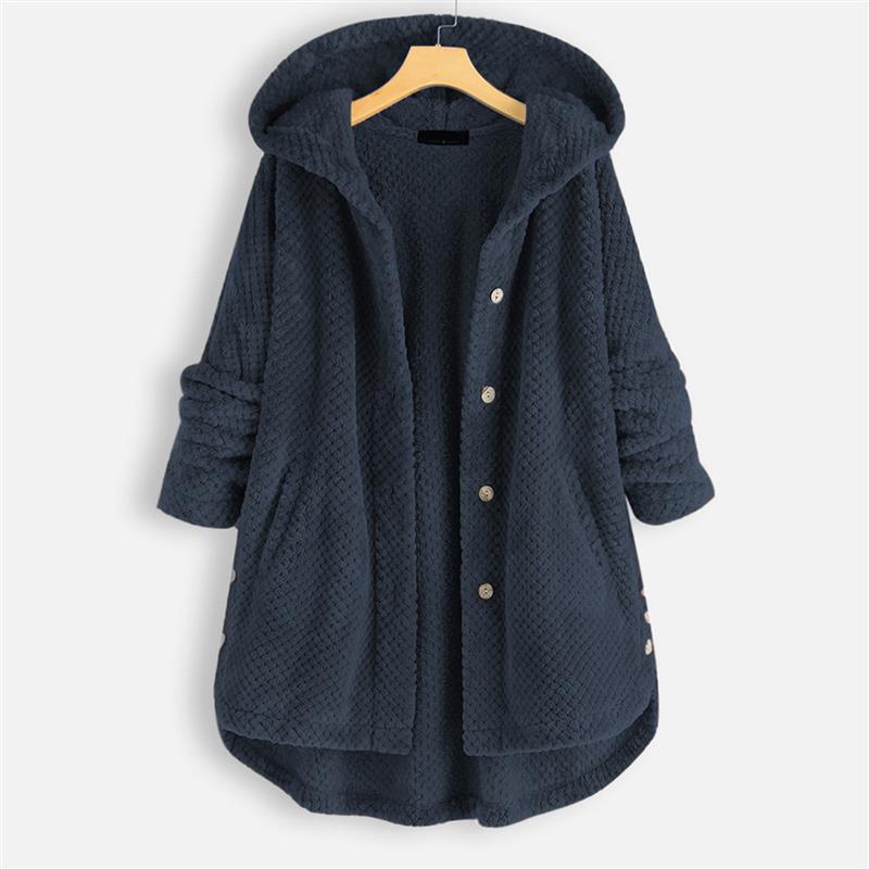 Manteau d’hiver à capuche en tissu texturé bleu marine, boutonnage et manches longues.