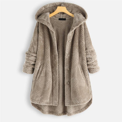 Manteau d’hiver à capuche en tissu texturé beige, poches avant et boutonnage.