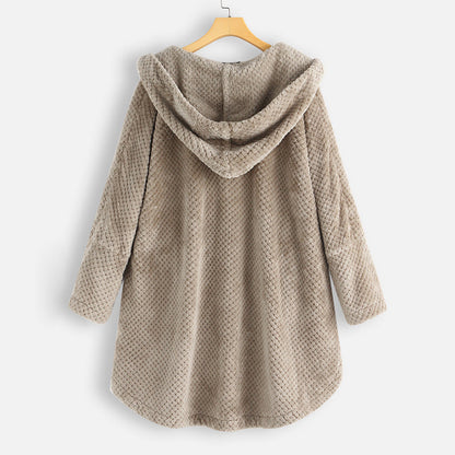 Manteau d’hiver à capuche en tissu texturé beige, manches longues et boutonnage.