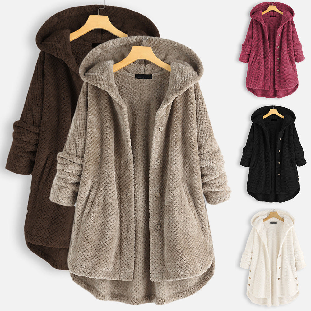 Manteau d’hiver à capuche en tissu texturé beige, boutonnage et poches avant.