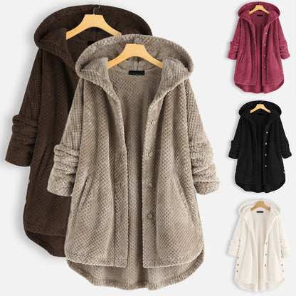 Manteau d’hiver à capuche en tissu texturé beige, boutonnage et poches avant.