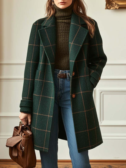 Manteau long à carreaux vert, silhouette droite, boutons bruns sur le devant